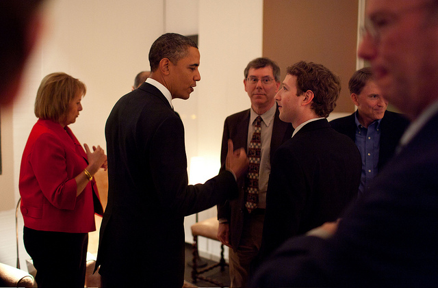 Obama saluda al co-fundador y CEO de Facebook, Mark Zuckerberg