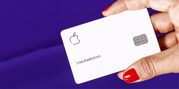Apple Card en mano